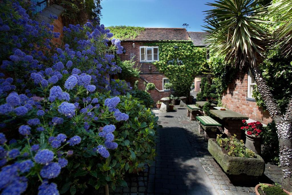 The Greyhound Coaching Inn Lutterworth Extérieur photo